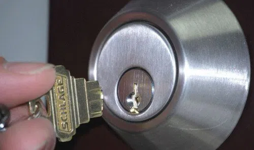 Royal Locksmith Store Queens Village, NY 347-851-7157 - key-broke-in-lock